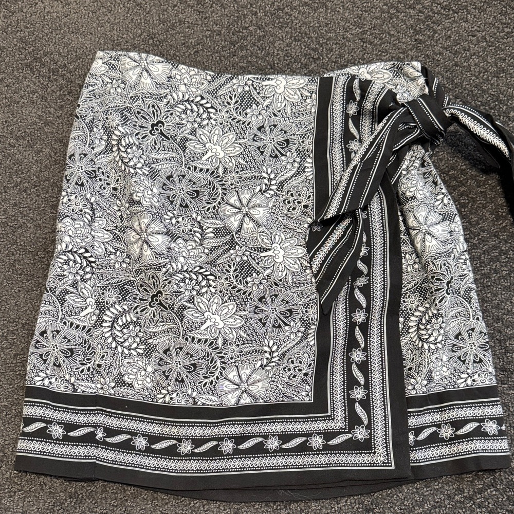 LOFT black and white  Floral wrap  Skirt